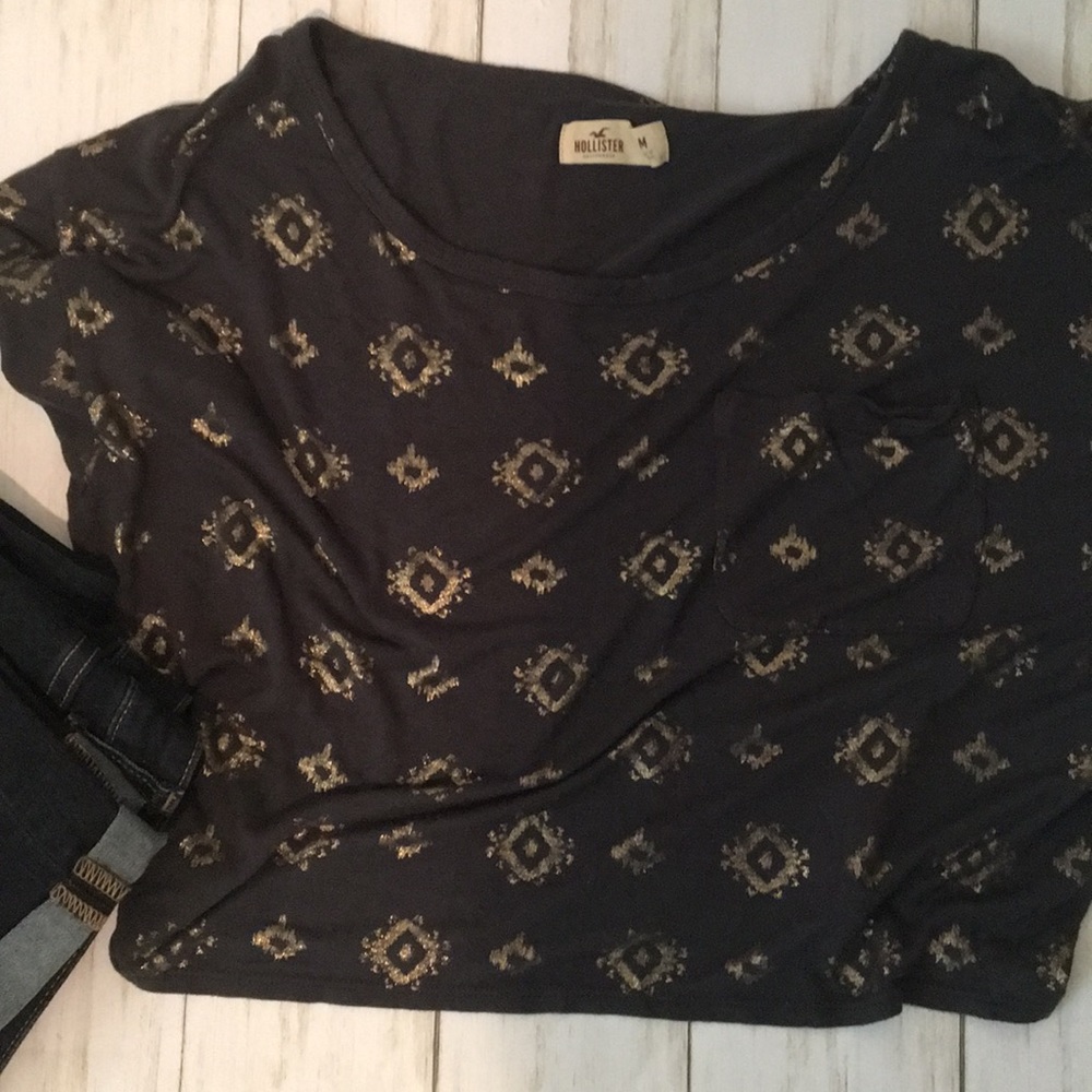 Hollister Crop Top. Metallic gold print. M. Trendy